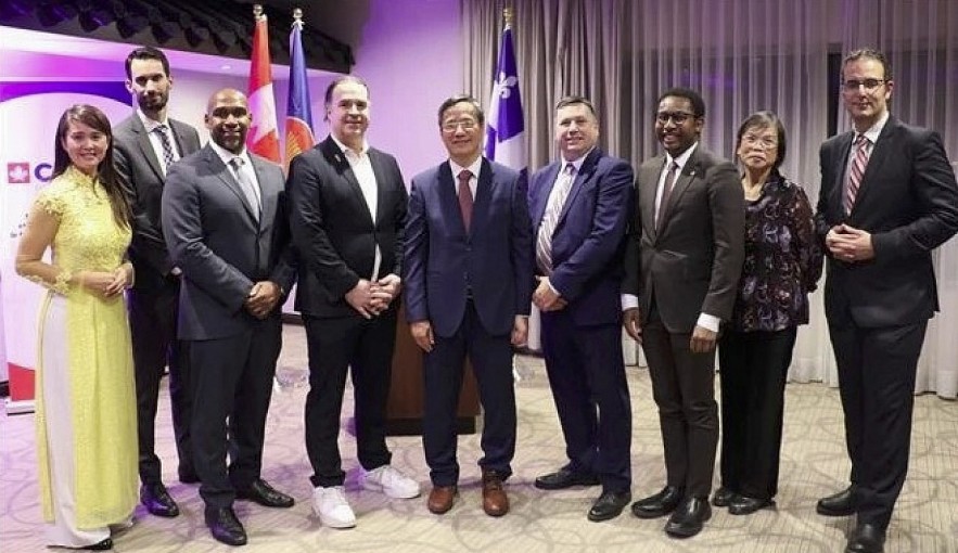 Vietnamese Ambassador to Canada Pham Vinh Quang (C) and representatives of the Canadian Government, Quebec province, Montreal city and CABC. (Photo: VNA) Vietnamese Ambassador to Canada Pham Vinh Quang (C) and representatives of the Canadian Government, Quebec province, Montreal city and CABC. (Photo: VNA)