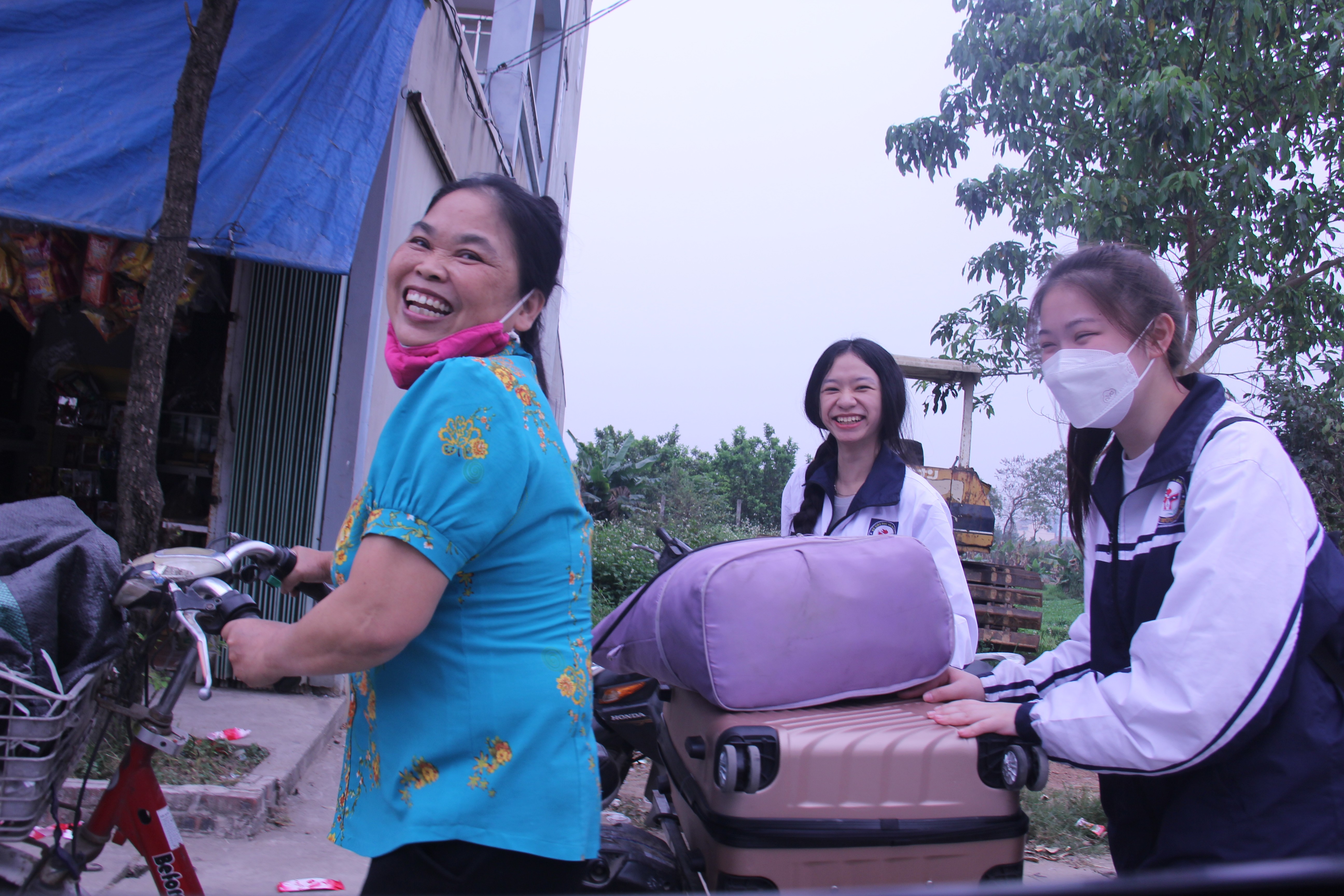 Lưu học sinh Lào dưới mái ấm gia đình Việt Lưu học sinh Lào dưới mái ấm gia đình Việt