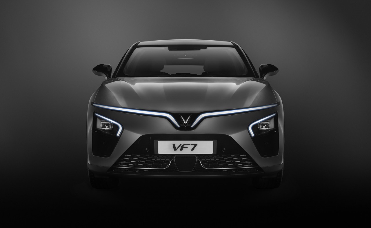 VF 7 được định vị là mẫu xe dẫn lối đam mê, đưa người dùng tiến vào kỷ nguyên di chuyển điện hóa. VF 7 được định vị là mẫu xe dẫn lối đam mê, đưa người dùng tiến vào kỷ nguyên di chuyển điện hóa.