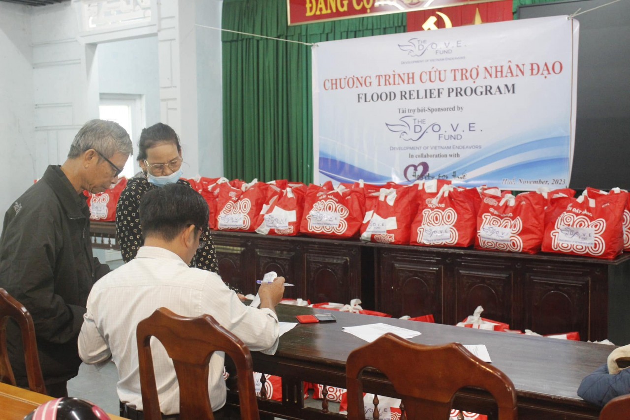 Hỗ trợ khẩn cấp người dân bị ảnh hưởng bởi mưa lũ tại Huế Hỗ trợ khẩn cấp người dân bị ảnh hưởng bởi mưa lũ tại Huế