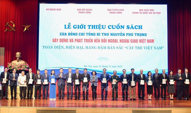Ra mắt cuốn sách của Tổng Bí thư Nguyễn Phú Trọng về công tác đối ngoại Chú thích ảnh