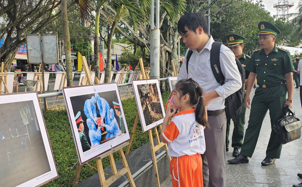 Khai mạc triển lãm ảnh “Tự hào một dải biên cương” tại Kiên Giang Khai mạc triển lãm ảnh “Tự hào một dải biên cương” tại Kiên Giang