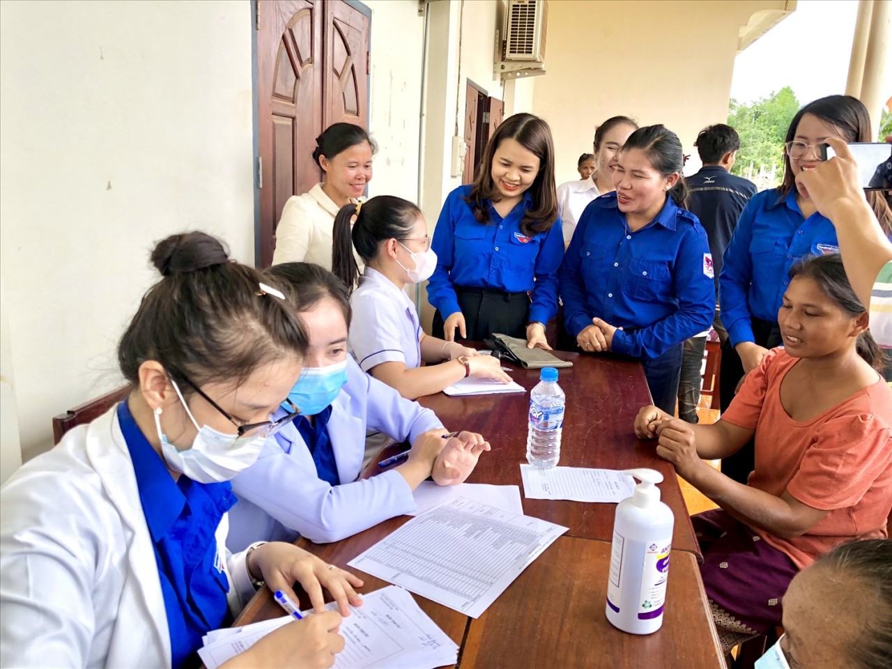 Hoạt động tình nguyện vun đắp tình đoàn kết Việt - Lào Hoạt động tình nguyện vun đắp tình đoàn kết Việt - Lào