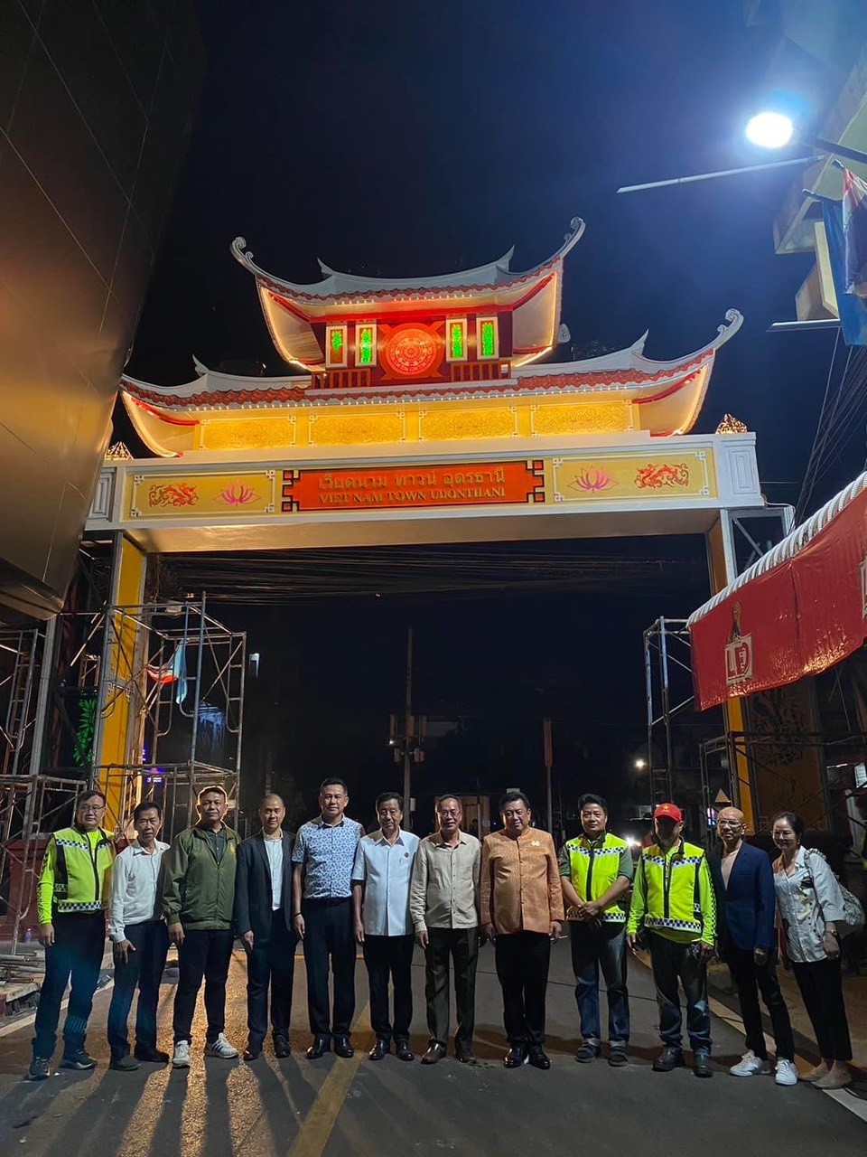 Cất nóc cổng chào khu phố Vietnam Town tại Thái Lan Cất nóc cổng chào khu phố Vietnam Town tại Thái Lan