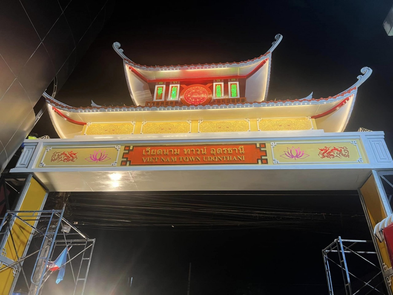 Cất nóc cổng chào khu phố Vietnam Town tại Thái Lan Cất nóc cổng chào khu phố Vietnam Town tại Thái Lan