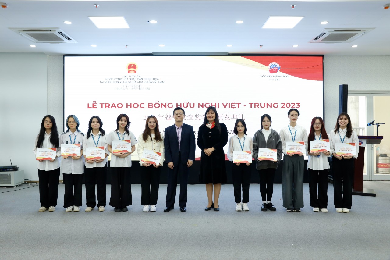 TS Phạm Lan Dung, Quyền Giám đốc Học viện Ngoại giao và ông Mậu Vệ Thành, Tham tán công sứ ĐSQ TQ cùng trao Học bổng cho các sinh viên học tiếng Trung. (Ảnh: Đình Hoà) TS Phạm Lan Dung, Quyền Giám đốc Học viện Ngoại giao và ông Mậu Vệ Thành, Tham tán công sứ ĐSQ TQ cùng trao Học bổng cho các sinh viên học tiếng Trung. (Ảnh: Đình Hoà)