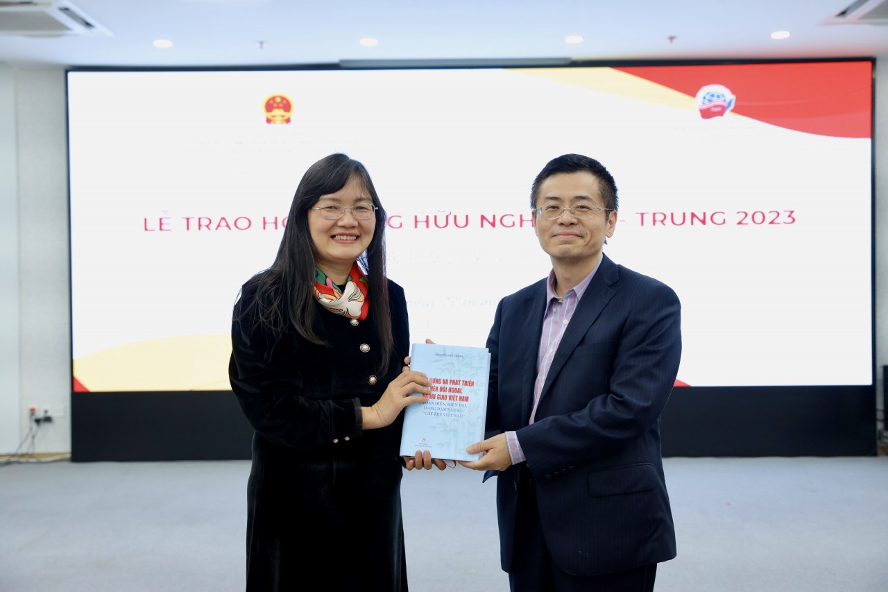 TS Phạm Lan Dung, Quyền Giám đốc Học viện Ngoại giao tặng TS Phạm Lan Dung, Quyền Giám đốc Học viện Ngoại giao tặng