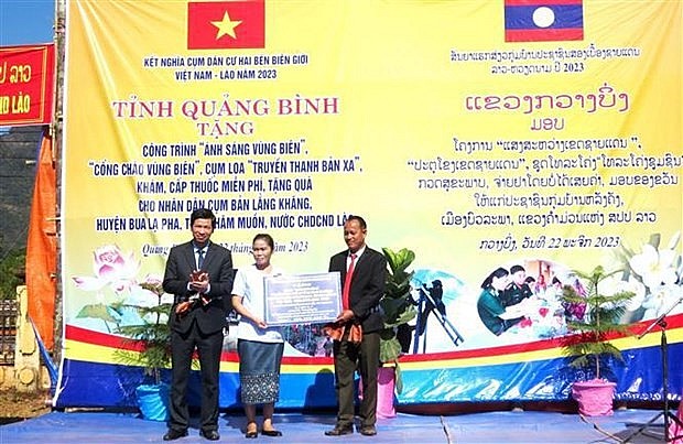 Vice Chairman of the Quang Binh provincial People's Committee Ho An Phong presents gifts to a representative of the Lang Khang village cluster's authority at the event. (Photo: VNA)