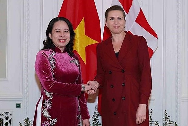 Prime Minister of Denmark Mette Frederiksen (R) welcomes Vice President of Vietnam Vo Thi Anh Xuan in Copenhagen on November 21. (Photo: VNA)