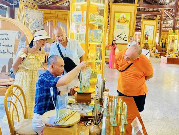 Làng nghề Trường Sơn - Điểm đến mới của khách quốc tế Làng nghề Trường Sơn - Điểm đến mới của khách quốc tế