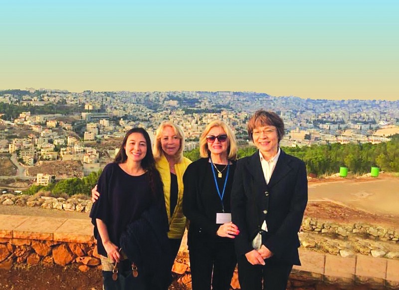 Bà Đặng Tú Anh (bìa trái) cùng bạn bè Israel và quốc tế trong chuyến đi tìm hiểu văn hoá lịch sử Israel được tổ chức bởi Hội Phụ Nữ Quốc tế tại Israel. Bà Đặng Tú Anh (bìa trái) cùng bạn bè Israel và quốc tế trong chuyến đi tìm hiểu văn hoá lịch sử Israel được tổ chức bởi Hội Phụ Nữ Quốc tế tại Israel.