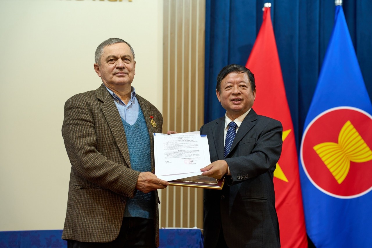 Tri ân chuyên gia Nga vì những đóng góp cho Văn học Nghệ thuật Việt Nam Tri ân chuyên gia Nga vì những đóng góp cho Văn học nghệ thuật Việt Nam