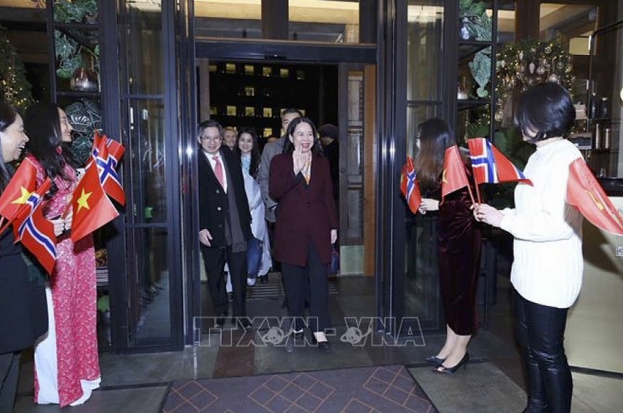 Officials of the Vietnamese Embassy in Oslo and representatives of the Vietnamese community in Norway welcome Vice President Vo Thi Anh Xuan at the airport on November 22 evening (Photo: VNA) Officials of the Vietnamese Embassy in Oslo and representatives of the Vietnamese community in Norway welcome Vice President Vo Thi Anh Xuan at the airport on November 22 evening (Photo: VNA)