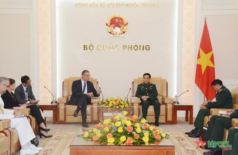Defense Cooperation - One of Pillars in Vietnam-France Relations Defense Cooperation - One of Pillars in Vietnam-France Relations