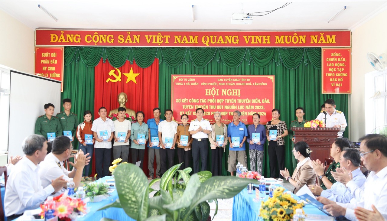 . Đại tá Nguyễn Hữu Minh, Phó Chính uỷ Vùng 4 Hải quân tặng quà cho những gia đình, cán bộ, chiến sĩ khó khăn trên địa bàn Huyện Bù Đốp. . Đại tá Nguyễn Hữu Minh, Phó Chính uỷ Vùng 4 Hải quân tặng quà cho những gia đình, cán bộ, chiến sĩ khó khăn trên địa bàn Huyện Bù Đốp.