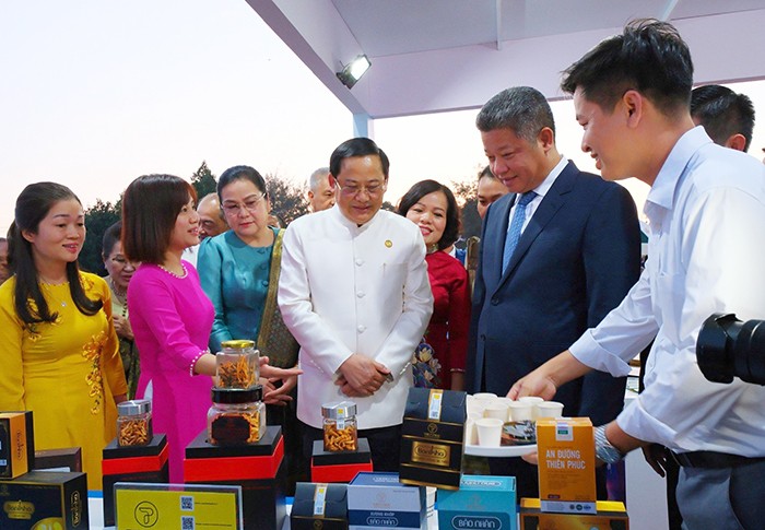 Thủ tướng Chính phủ nước CHDCND Lào Sonexay Siphandone thăm gian hàng Thủ đô Hà Nội tại sự kiện. (Ảnh: Hanoi.gov.vn) Thủ tướng Chính phủ nước CHDCND Lào Sonexay Siphandone thăm gian hàng Thủ đô Hà Nội tại sự kiện. (Ảnh: Hanoi.gov.vn)