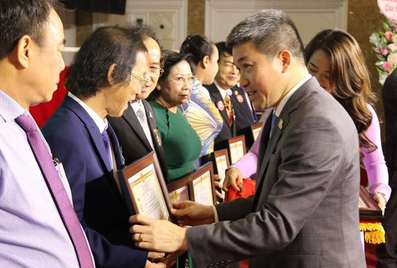 TS Phan Anh Sơn, Chủ tịch Liên hiệp các tổ chức hữu nghị Việt Nam tặng kỷ niệm chương cho các cá nhân Đồng Nai TS Phan Anh Sơn, Chủ tịch Liên hiệp các tổ chức hữu nghị Việt Nam tặng kỷ niệm chương cho các cá nhân Đồng Nai