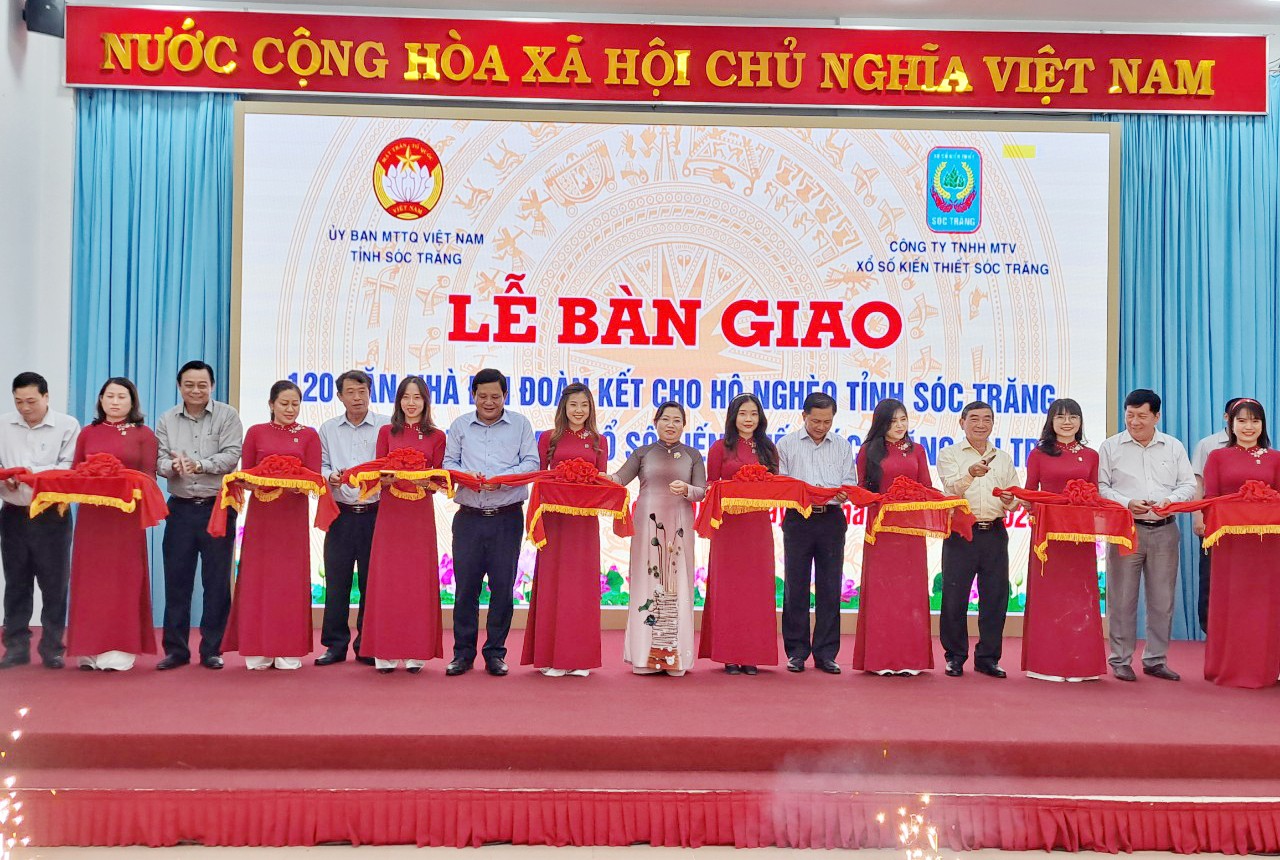 Sóc Trăng: Bàn giao 120 căn nhà đại đoàn kết cho hộ nghèo khó khăn về nhà ở Sóc Trăng: Bàn giao 120 căn nhà đại đoàn kết cho hộ nghèo khó khăn về nhà ở