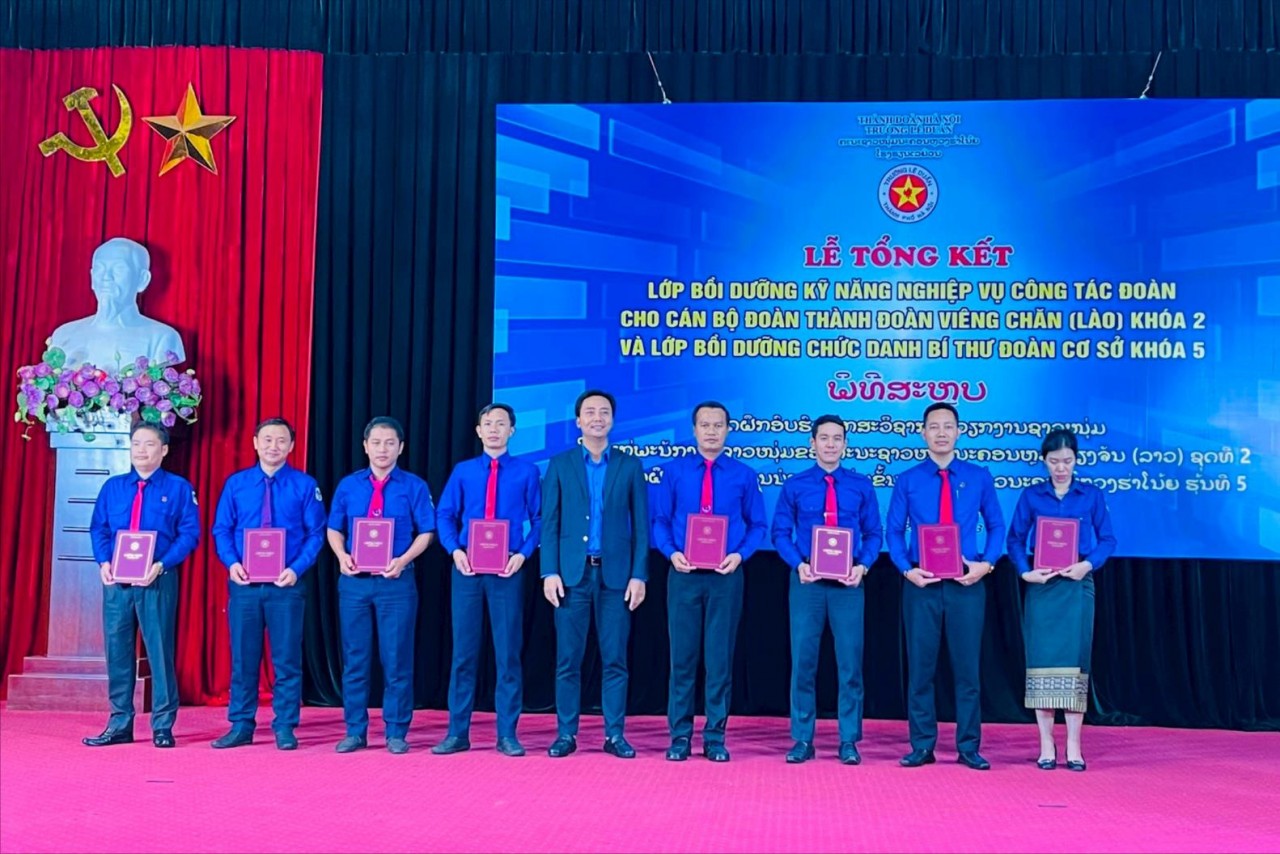 trao Chứng nhận lớp bồi dưỡng kĩ năng, nghiệp vụ công tác Đoàn cho cán bộ đoàn Thành đoàn Viêng Chăn (Lào). trao Chứng nhận lớp bồi dưỡng kĩ năng, nghiệp vụ công tác Đoàn cho cán bộ đoàn Thành đoàn Viêng Chăn (Lào).