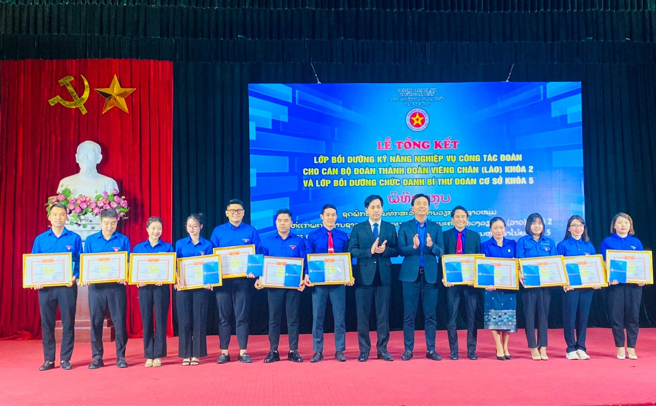 Khen thưởng các học viên hoàn thành khóa học xuất sắc. Khen thưởng các học viên hoàn thành khóa học xuất sắc.
