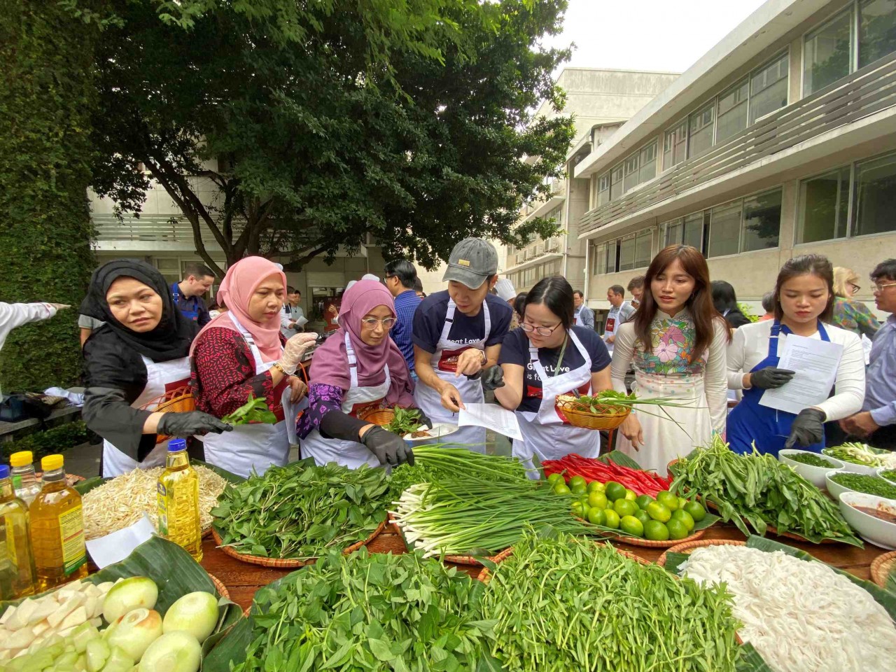 Foreign Diplomats in Ho Chi Minh City Learn to Cook Pho Foreign Diplomats in Ho Chi Minh City Learn to Cook Pho