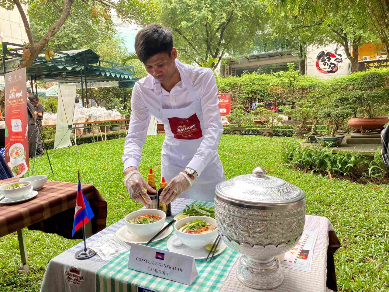 Foreign Diplomats in Ho Chi Minh City Learn to Cook Pho Foreign Diplomats in Ho Chi Minh City Learn to Cook Pho