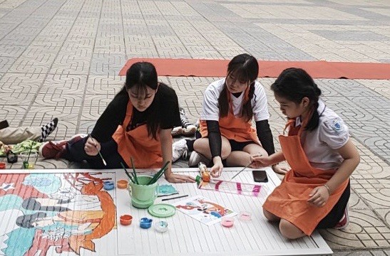 Các em học sinh vẽ tranh về tình hữu nghị hai nước. (Ảnh: doanthanhnien.vn)