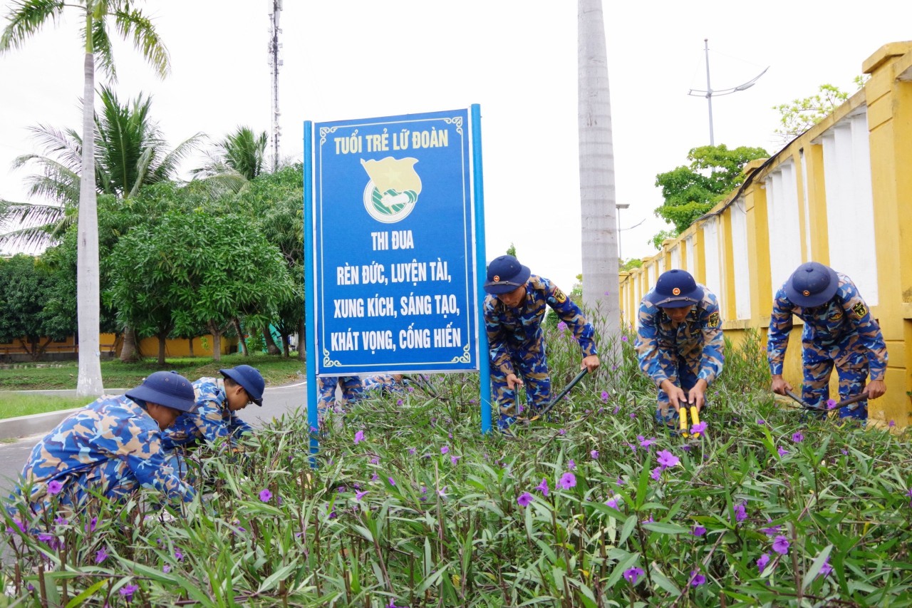 Đoàn viên, thanh niên tổ chức chăm sóc vườn hoa Đoàn viên, thanh niên tổ chức chăm sóc vườn hoa