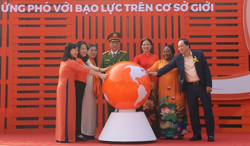 Các đại biểu thực hiện nghi thức bày tỏ quyết tâm “Cùng chung tay, Cùng thay đổi” Các đại biểu thực hiện nghi thức bày tỏ quyết tâm “Cùng chung tay, Cùng thay đổi”