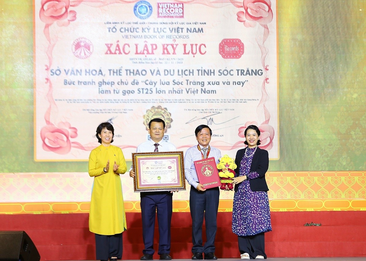 Xác lập kỷ lục Bức tranh ghép chủ đề Sóc Trăng khai mạc Lễ hội Oóc Om Bóc - Đua ghe Ngo 2023