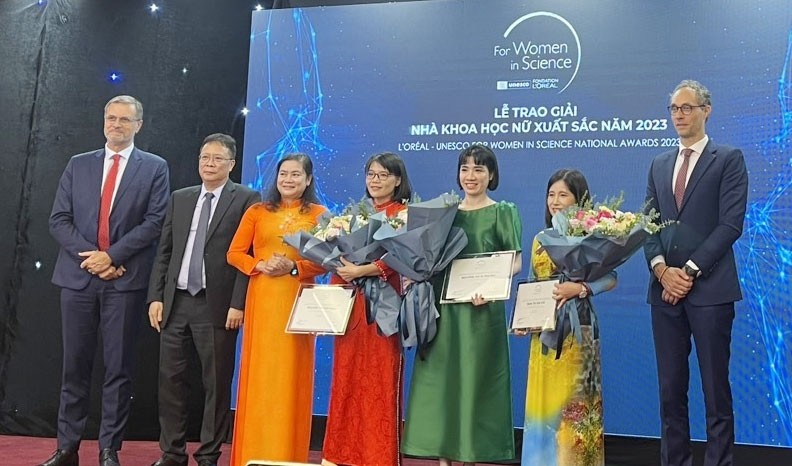 Trần Thị Kim Chi, Nguyễn Thị Ái Nhung and Nguyễn Thị Thu Hoài (second, third and fourth from right) receive the prizes from the prize council. Trần Thị Kim Chi, Nguyễn Thị Ái Nhung and Nguyễn Thị Thu Hoài (second, third and fourth from right) receive the prizes from the prize council.