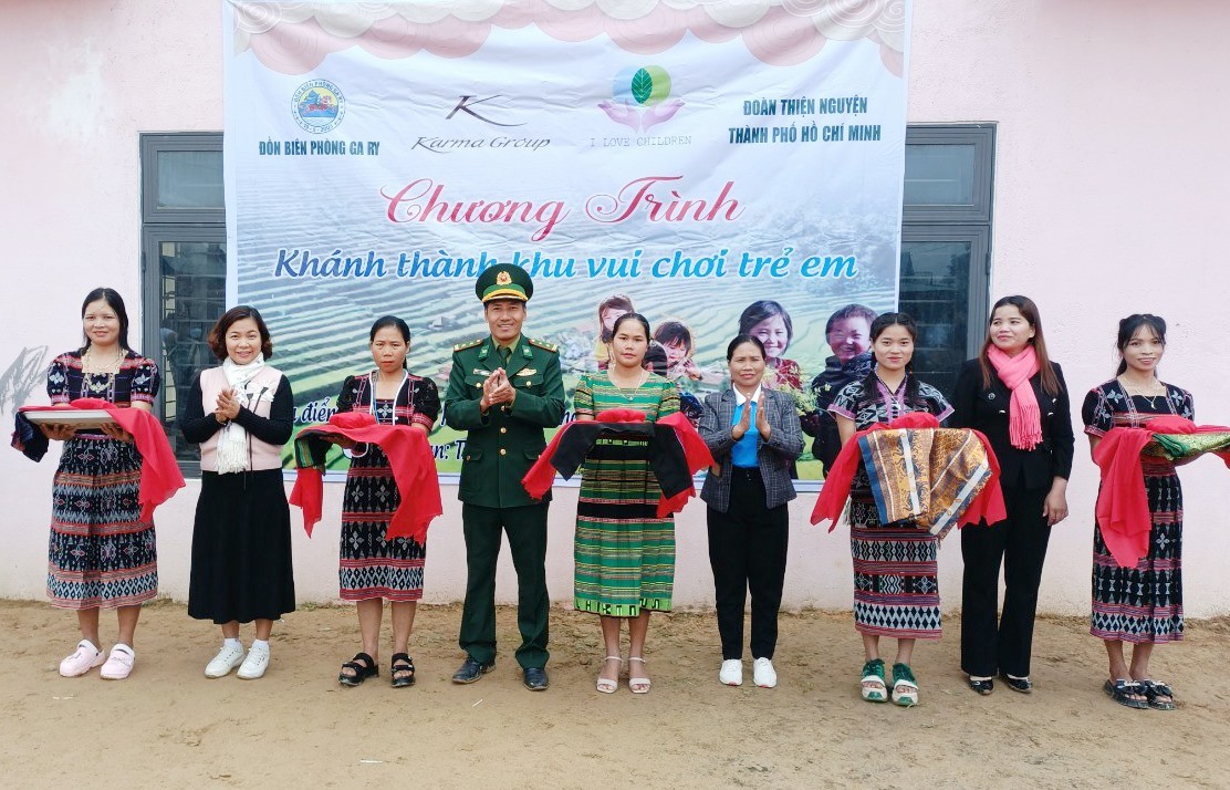 Trẻ em vùng biên giới Tây Giang có thêm không gian vui chơi Trẻ em vùng biên giới Tây Giang có thêm không gian vui chơi