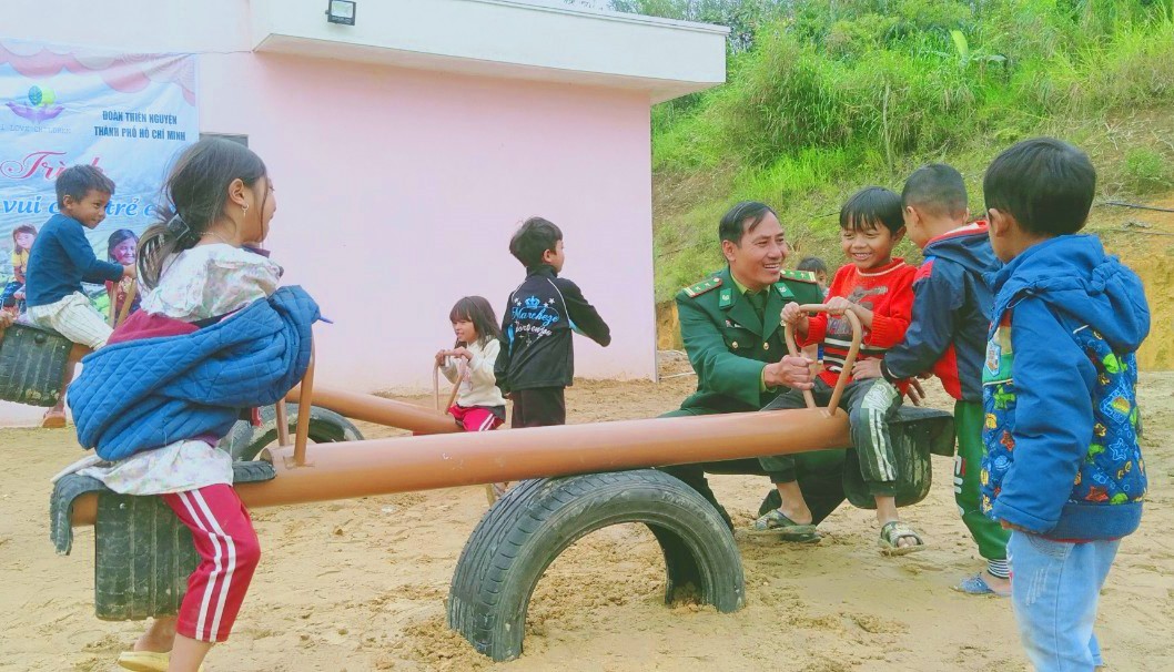 Trẻ em thích thú được chơi bập bênh. Ảnh: B.P Trẻ em thích thú được chơi bập bênh. Ảnh: B.P