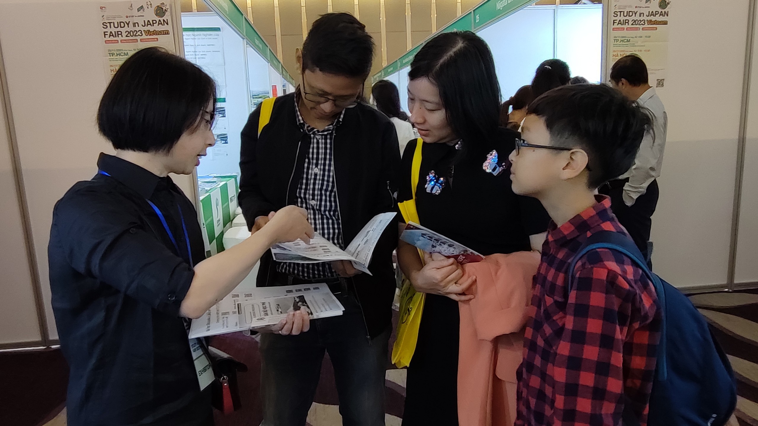 Phụ huynh học sinh tìm hiểu thông tin du học Nhật Bản tại hội thảo. (Ảnh: Thành Luân) Phụ huynh học sinh tìm hiểu thông tin du học Nhật Bản tại hội thảo. (Ảnh: Thành Luân)