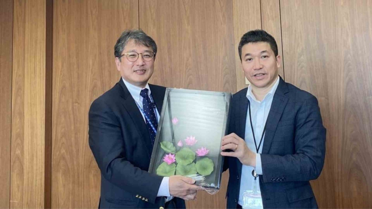 Mr. Phan Anh Son met and discussed with Mr. Fukuda Shigeki, Director of JICA's Cooperation and Strategy Department. Mr. Phan Anh Son met and discussed with Mr. Fukuda Shigeki, Director of JICA's Cooperation and Strategy Department.