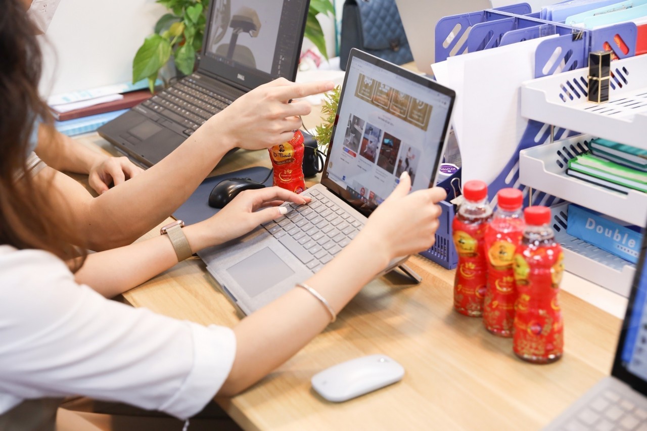 Được chiết xuất từ 9 loại thảo mộc tự nhiên, Trà thanh nhiệt Dr Thanh trở thành thức uống yêu thích của người trẻ để thanh lọc cơ thể, giữ nét tươi mát mỗi ngày.