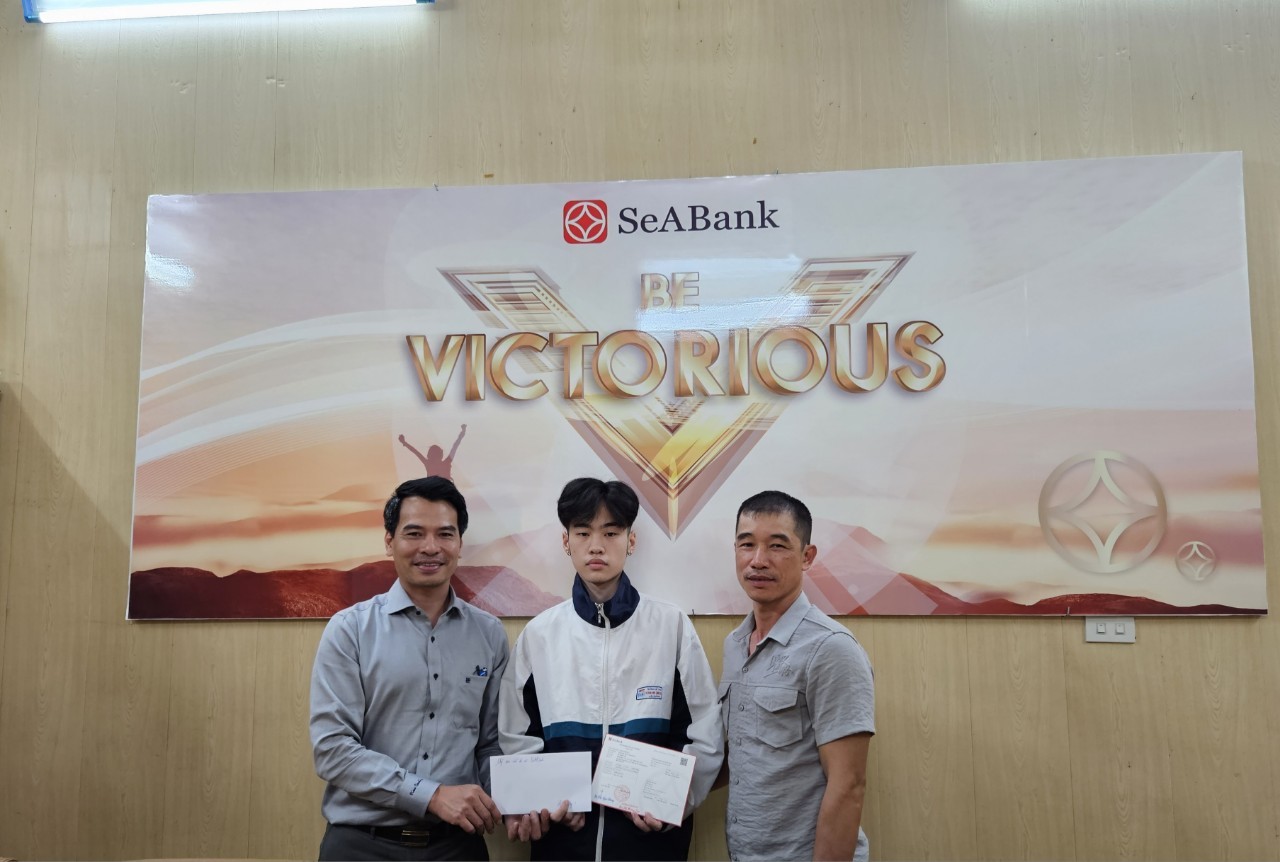 Em Nguyễn Trân Ngọc Vũ cùng bố vui mừng đón nhận Học bổng Khởi nghiệp (HBKN) do Quỹ Ươm mầm Ước mơ của Ngân hàng SeABank trao tặng. Em Nguyễn Trân Ngọc Vũ cùng bố vui mừng đón nhận Học bổng Khởi nghiệp (HBKN) do Quỹ Ươm mầm Ước mơ của Ngân hàng SeABank trao tặng.