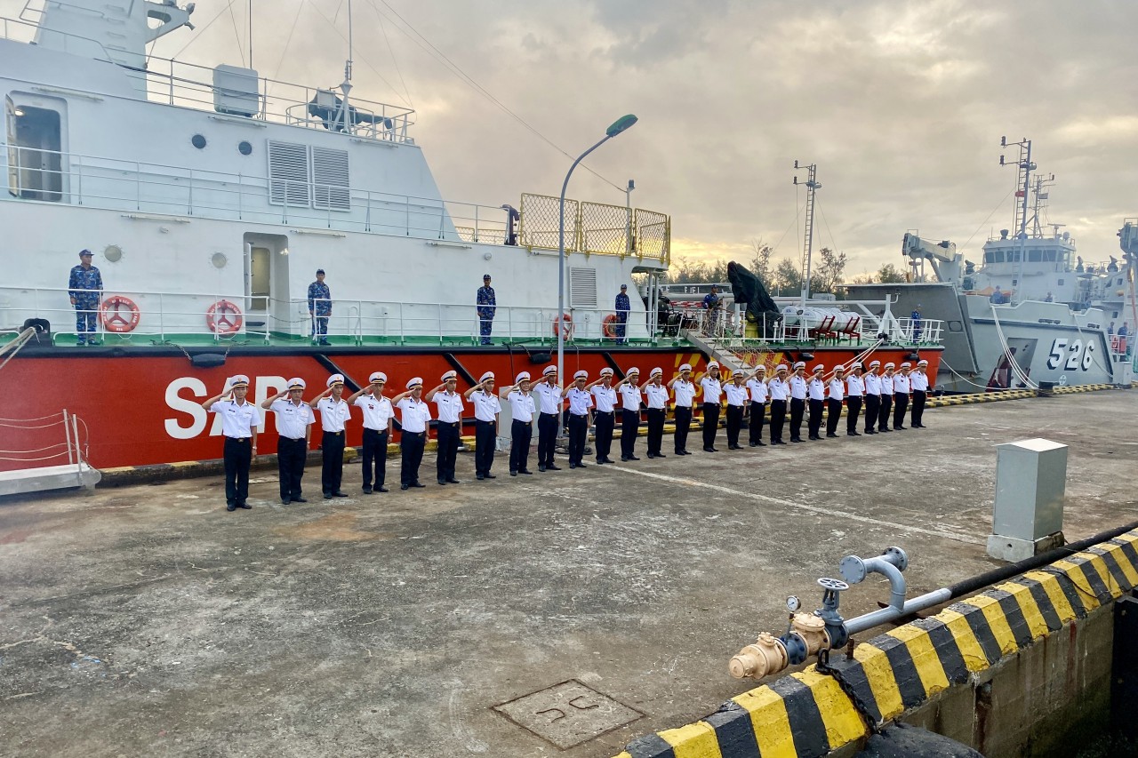 Cán bộ, chiến sĩ các đơn vị thực hiện nghi thức tiễn đoàn công tác lên đường thực hiện nhiệm vụ Cán bộ, chiến sĩ các đơn vị thực hiện nghi thức tiễn đoàn công tác lên đường thực hiện nhiệm vụ