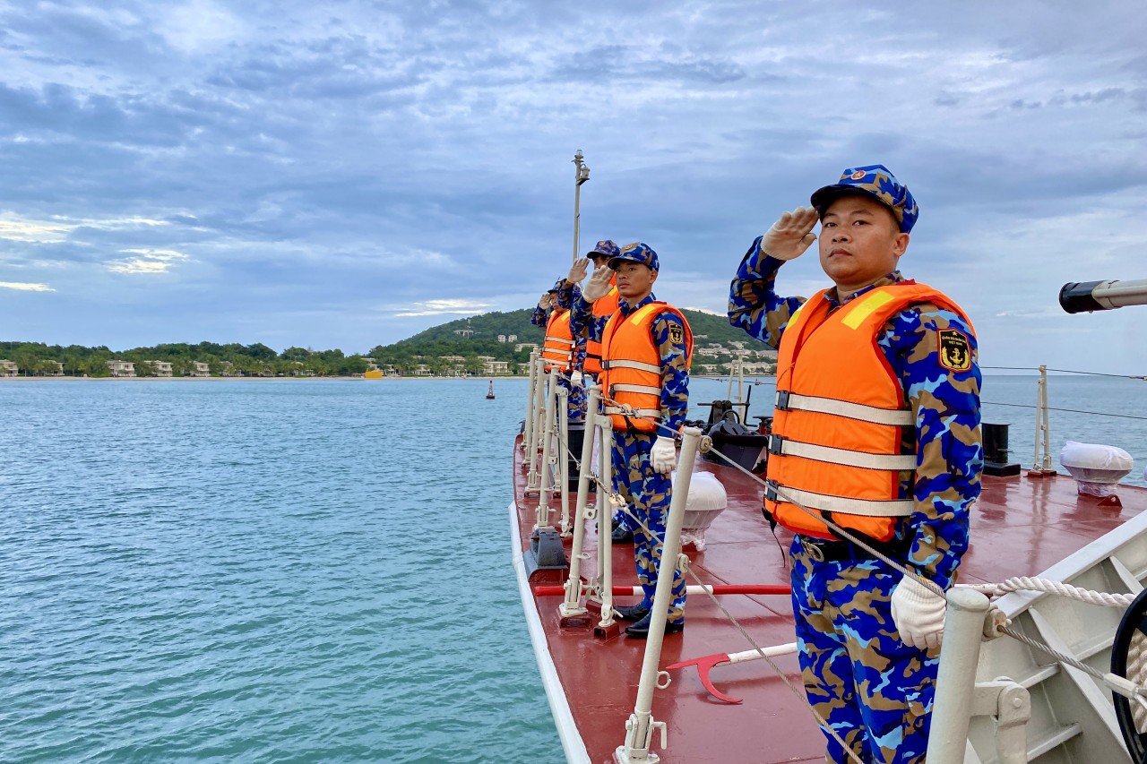 Cán bộ, chiến sĩ Tàu 264 thực hiện nghi thức chào cảng Cán bộ, chiến sĩ Tàu 264 thực hiện nghi thức chào cảng