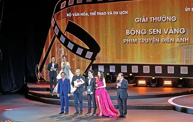 Director Bùi Thạc Chuyên (second left) reveives award as Best Director at the 23rd Việt Nam National Film Festival. Director Bùi Thạc Chuyên (second left) reveives award as Best Director at the 23rd Việt Nam National Film Festival.