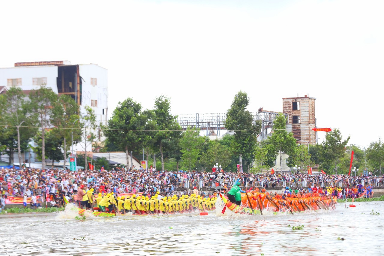 Đội ghe ngo nam, nữ Chùa Tum Núp vô địch Giải đua ghe ngo Sóc Trăng 2023 Đội ghe ngo nam, nữ Chùa Tum Núp vô địch Giải đua ghe ngo Sóc Trăng 2023