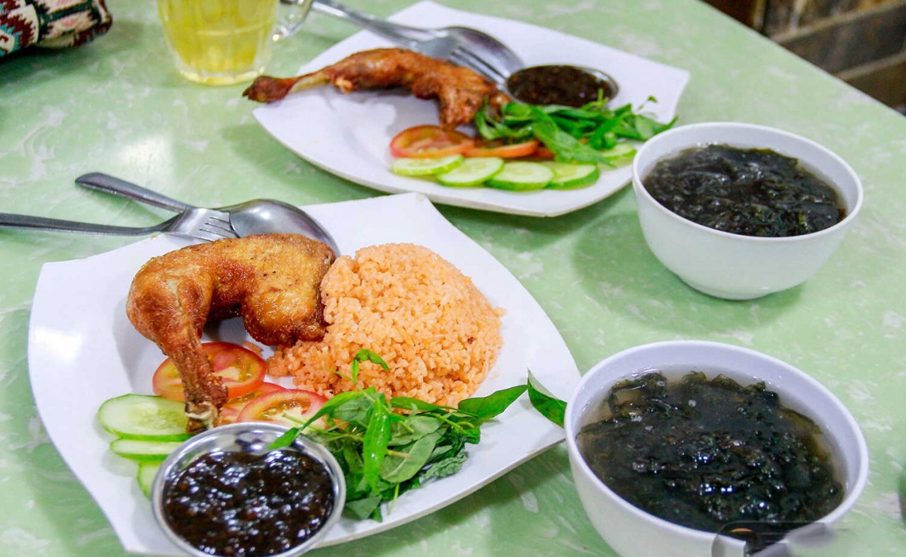 Foreign Foodie Praises Vietnamese-Styled Deep Fried Chicken Foreign Foodie Praises Vietnamese-Styled Deep Fried Chicken