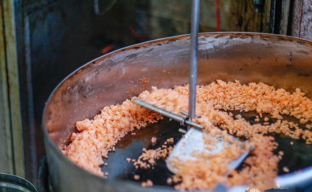 Foreign Foodie Praises Vietnamese-Styled Deep Fried Chicken Foreign Foodie Praises Vietnamese-Styled Deep Fried Chicken