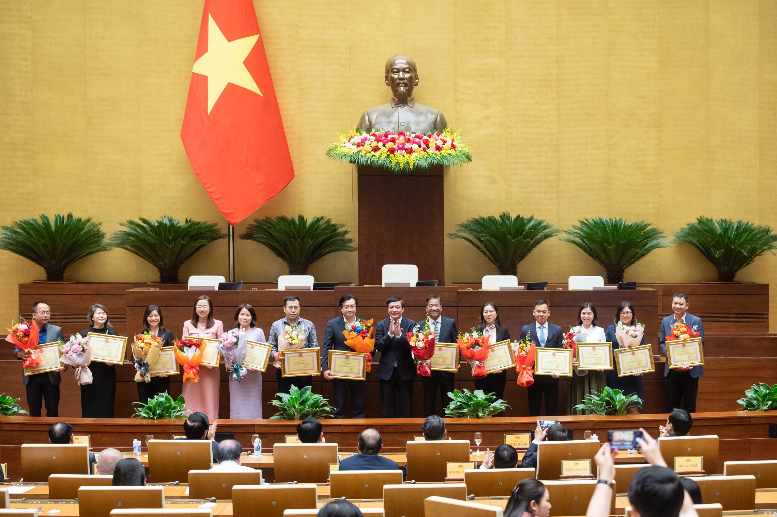 Các tập thể, cá nhân có thành tích xuất sắc trong công tác tham mưu, phục vụ tổ chức Hội nghị Nghị sĩ trẻ toàn cầu lần thứ 9 vinh dự nhận bằng khen của Chủ nhiệm Văn phòng Quốc hội. (Ảnh: Quochoi.vn)