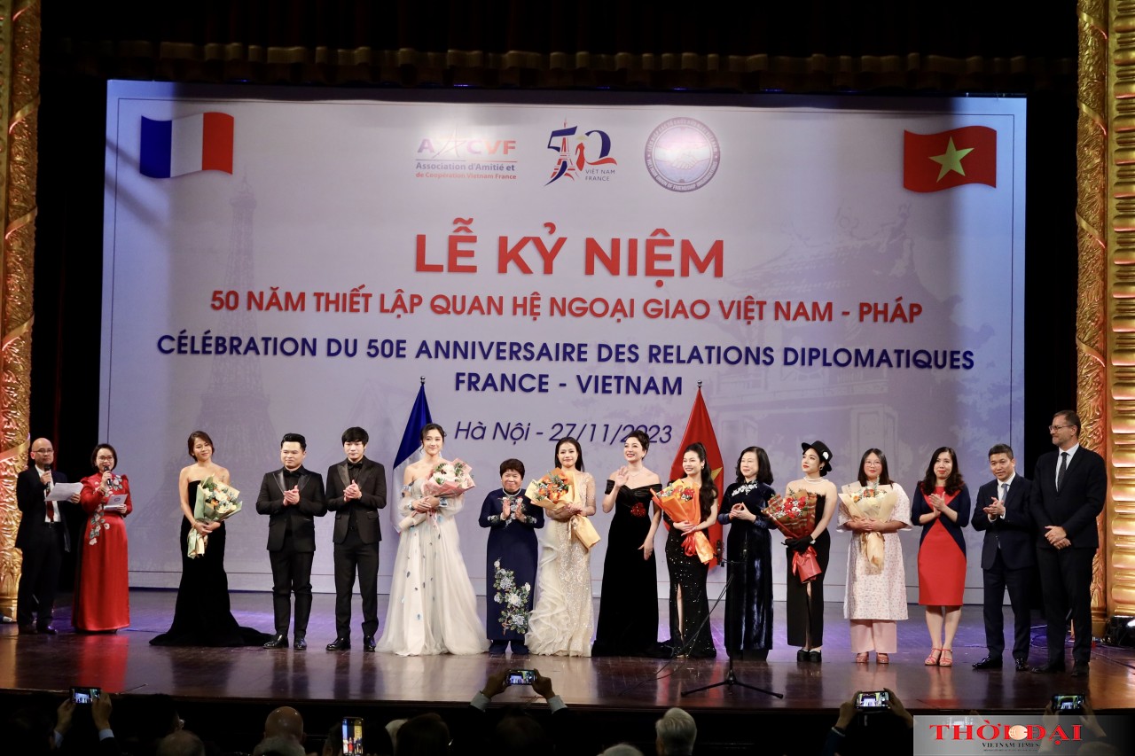 Các đại biểu chúc mừng các nghệ sĩ biểu diễn trong chương trình. Các đại biểu chúc mừng các nghệ sĩ biểu diễn trong chương trình.