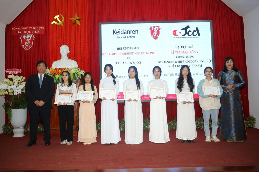 Sinh viên Đại học Huế nhận học bổng của Keidanren và JCCI. (Ảnh: Đại học Huế) Sinh viên Đại học Huế nhận học bổng của Keidanren và JCCI. (Ảnh: Đại học Huế)