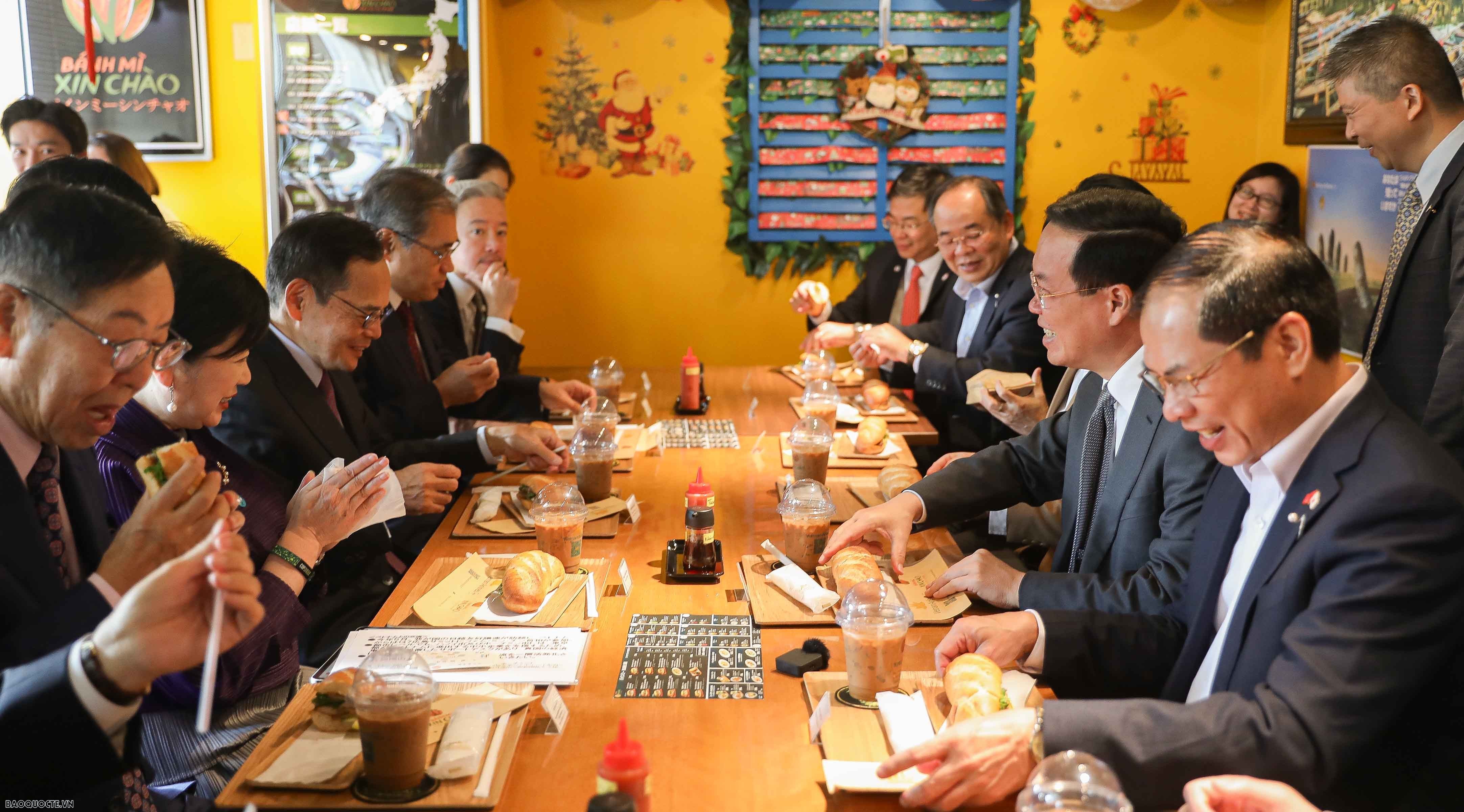 Chủ tịch nước và phu nhân cùng các quan chức Việt Nam, lãnh đạo Tokyo và một số tập đoàn Nhật Bản ăn bánh mì. (Ảnh: Nguyễn Hồng/Báo Thế giới và Việt Nam)