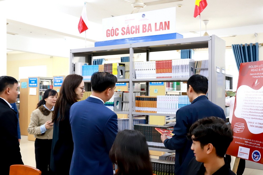 Góc sách Ba Lan tại thư viện Đại học Vinh Góc sách Ba Lan tại thư viện Đại học Vinh