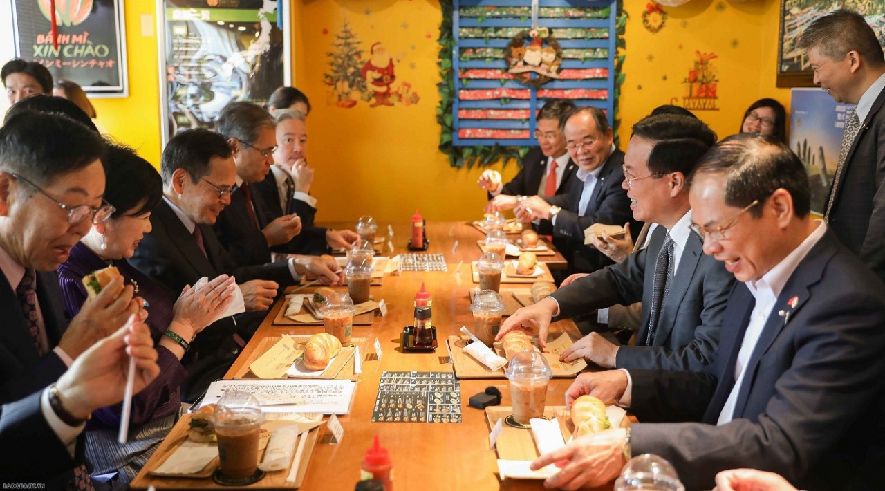Vietnam's President Tries Banh Mi in Japan Vietnam's President Tries Banh Mi in Japan