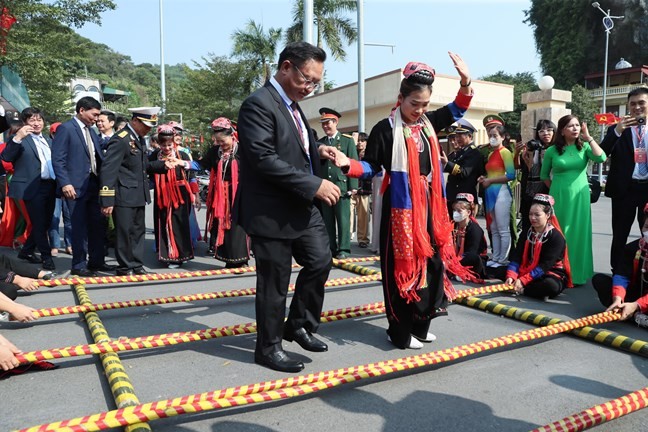 Các đại biểu hai nước tham dự Ngày hội đại đoàn kết.
